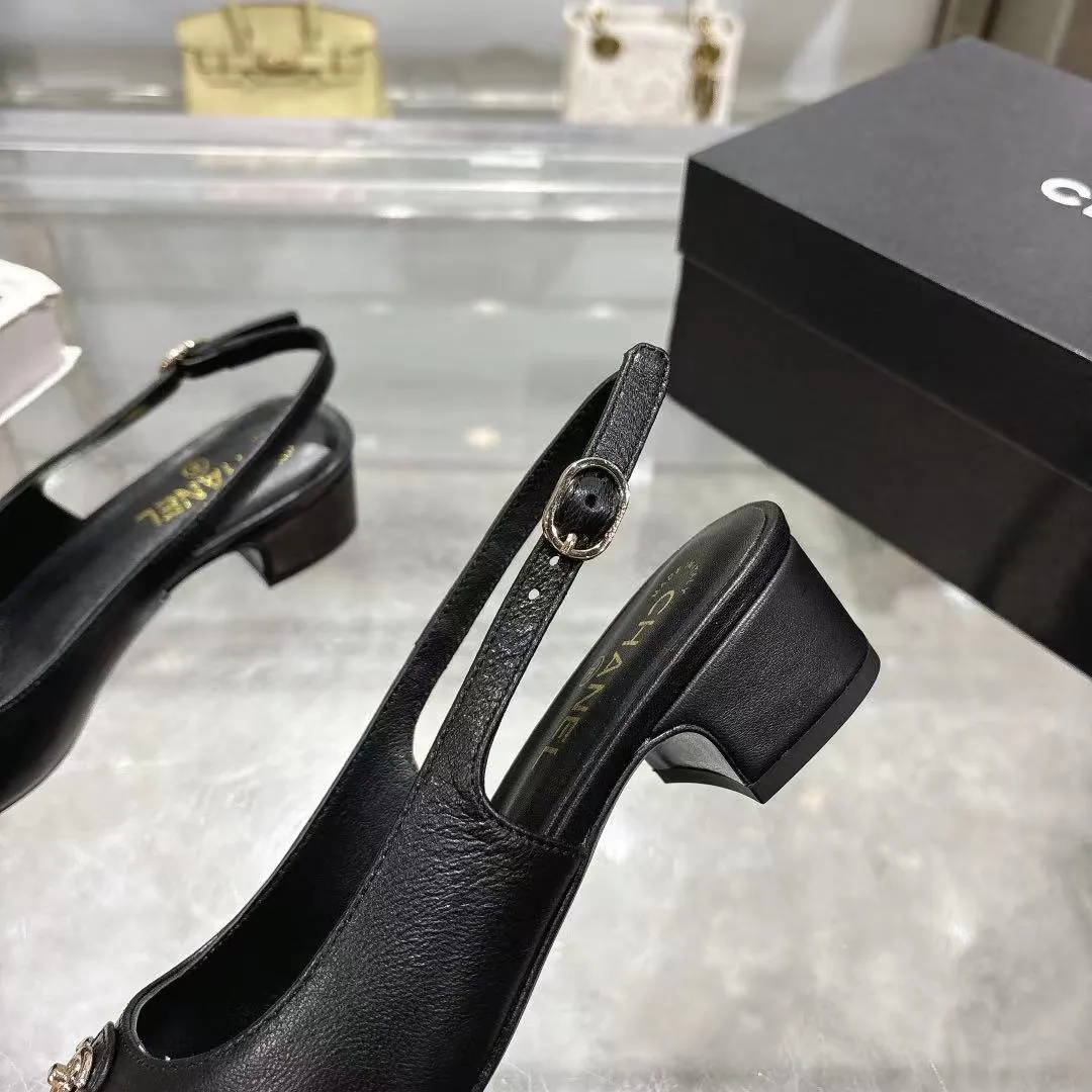 👟👟Ex-factory price 540👟👟 𝐂𝐇𝐀𝐍𝐄𝐋★Xiaoxiang New spring and summer counter new sandals, comfortable and low-heeled, a must-have for work and shopping💋 Show unique dressing style, too beautiful to say, a must-have in summer... Upper: imported sheepskin/Lining: mixed sheepskin Heel height: 3.5cm Outsole: Italian genuine leather outsole Shoe size: 35-39 (40, 41 and 42 are customized and cannot be returned or exchanged)